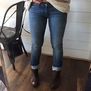 Levi’s! Medium faded wash, stretch